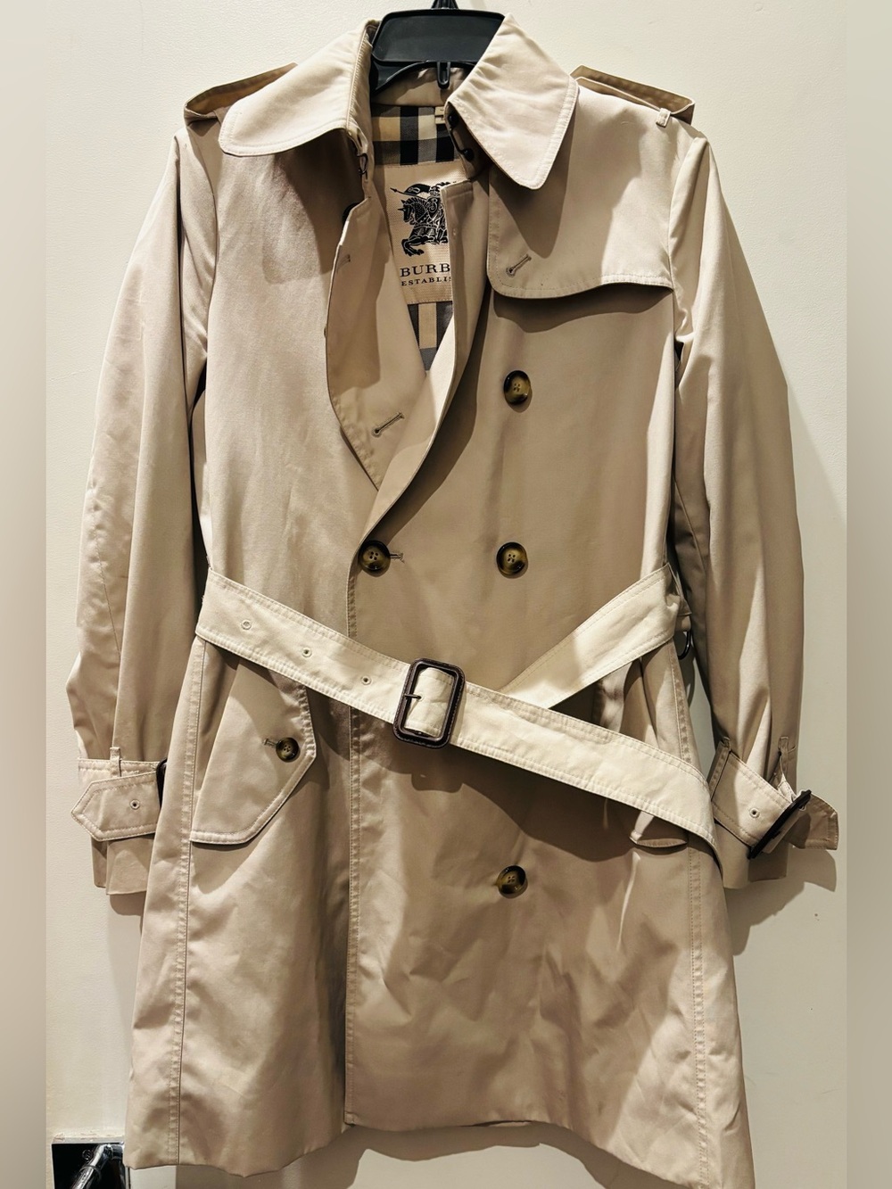 Burberry Mid-Lenght Kensington Heritage Trench Coat.